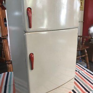 1950's Wolverine Tin Toy Refrigerator